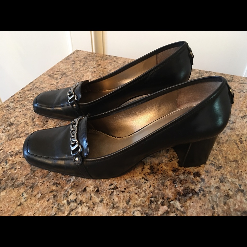 Audrey Brooke leather slip ons w/ chain detail 9M